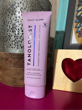 Large Tanologist Daily Glow Hydrating Gradual Tan Lotion - Light to Medium